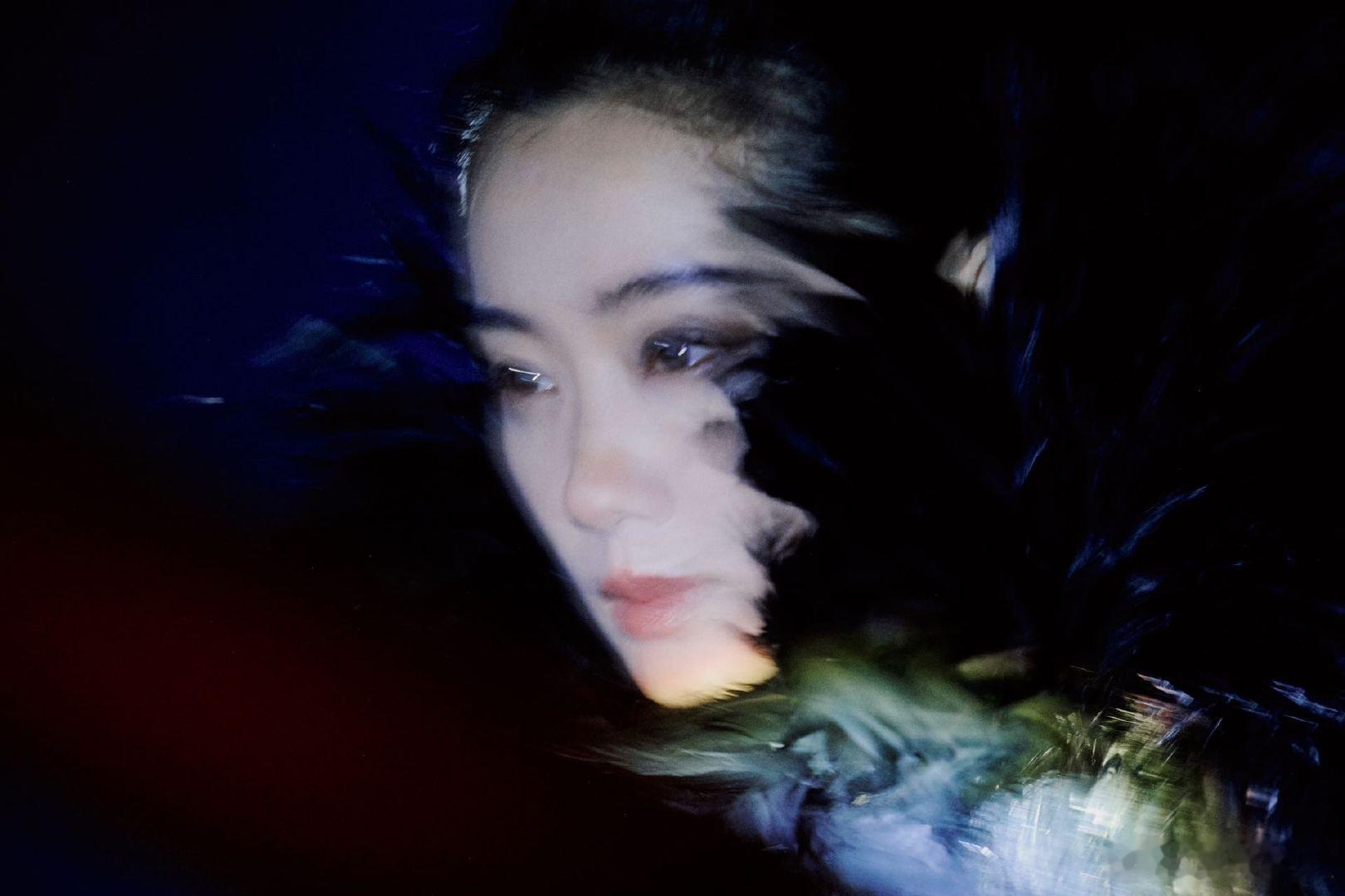 张小斐 魅魔 张小斐 VOGUE 金九单人海报造型，完全达到了魅魔级别。 ​​​