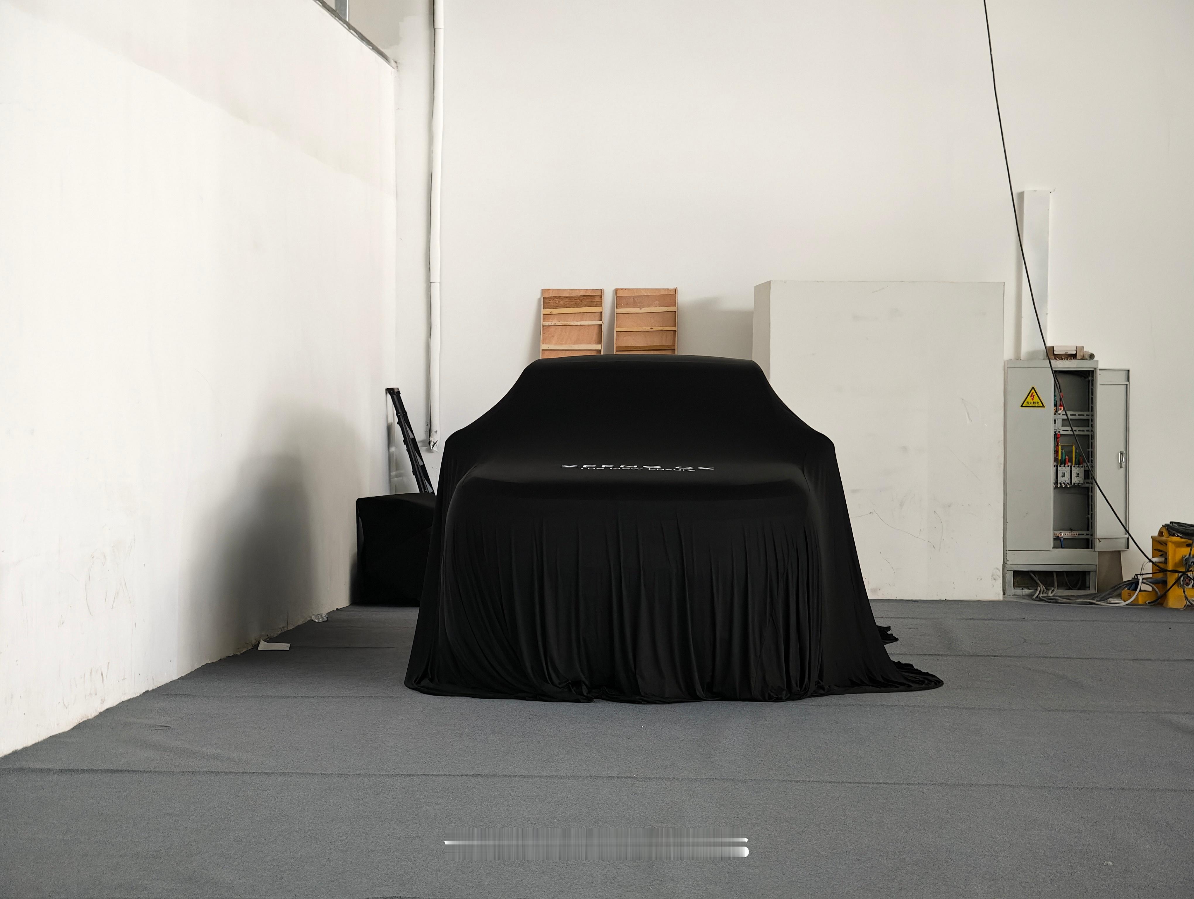 发扬“优良传统”，深夜拍车又拍到最后一个，拍到工作人员来催总结，小鹏GX非常精彩