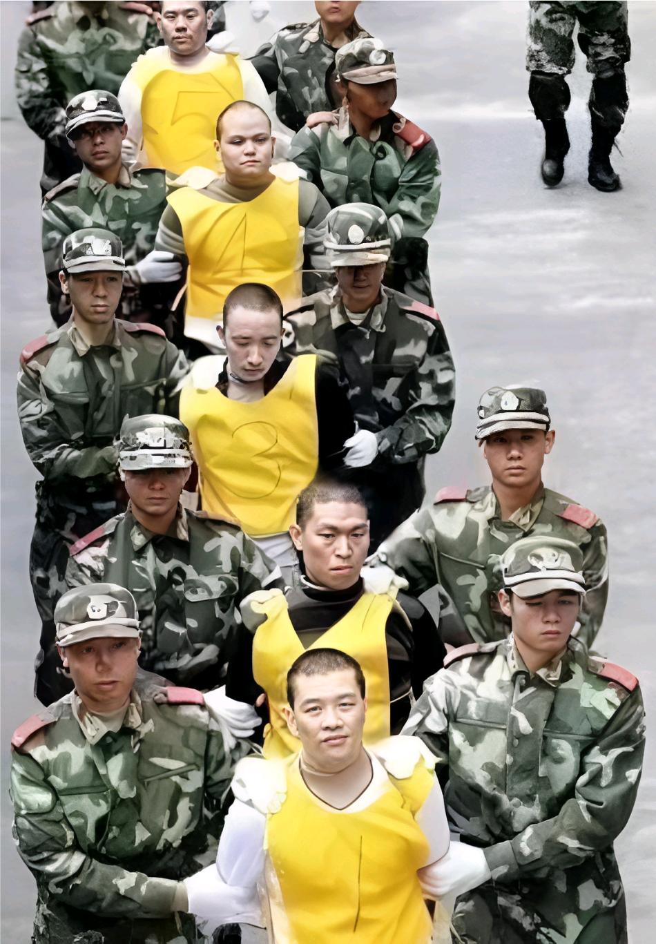 2006年，广东东莞，一群犯人在武警的押解下，即将奔赴人生的终结地，脸上却表情各