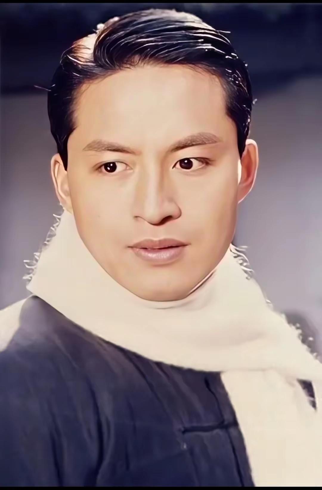 马景涛
曾经也是一代美男啊！[啤酒]