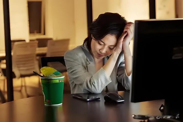 她们不再执着于“别人眼里的完美”。张阿姨在社区做志愿者，每次组织活动都风风火火，