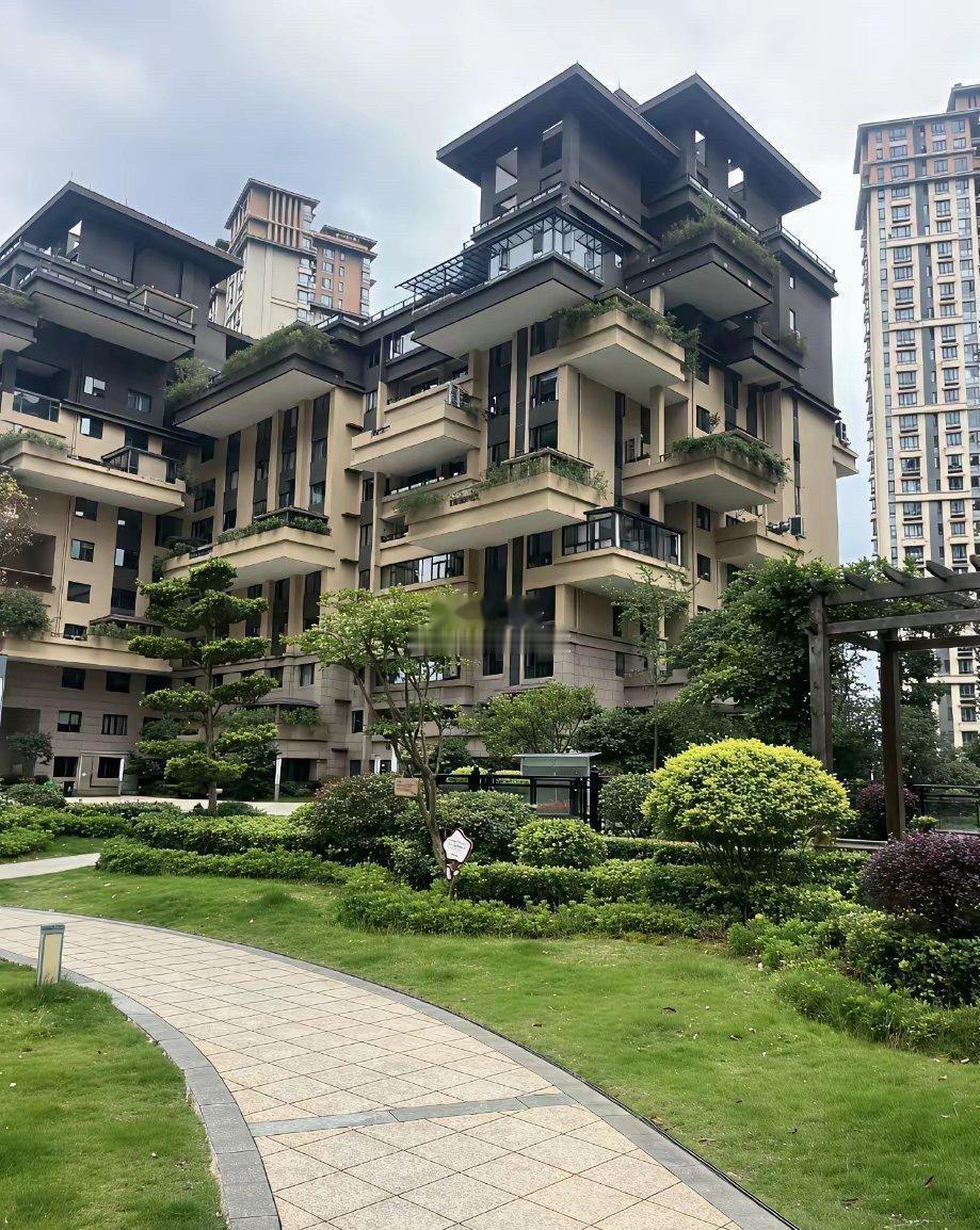 第五代住宅，别人家阳台直接变成小森林我第一次看见这楼直接看傻眼，这哪是普通居民楼