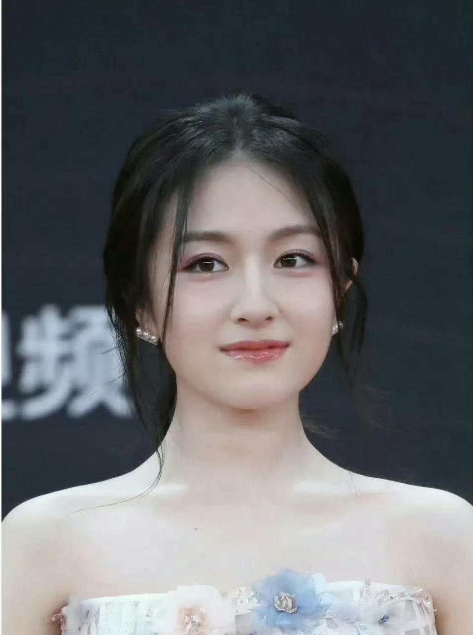 看了李兰迪和路人合影才知道，脸是这么小啊！女明星还是太伟大了！ ​​​
