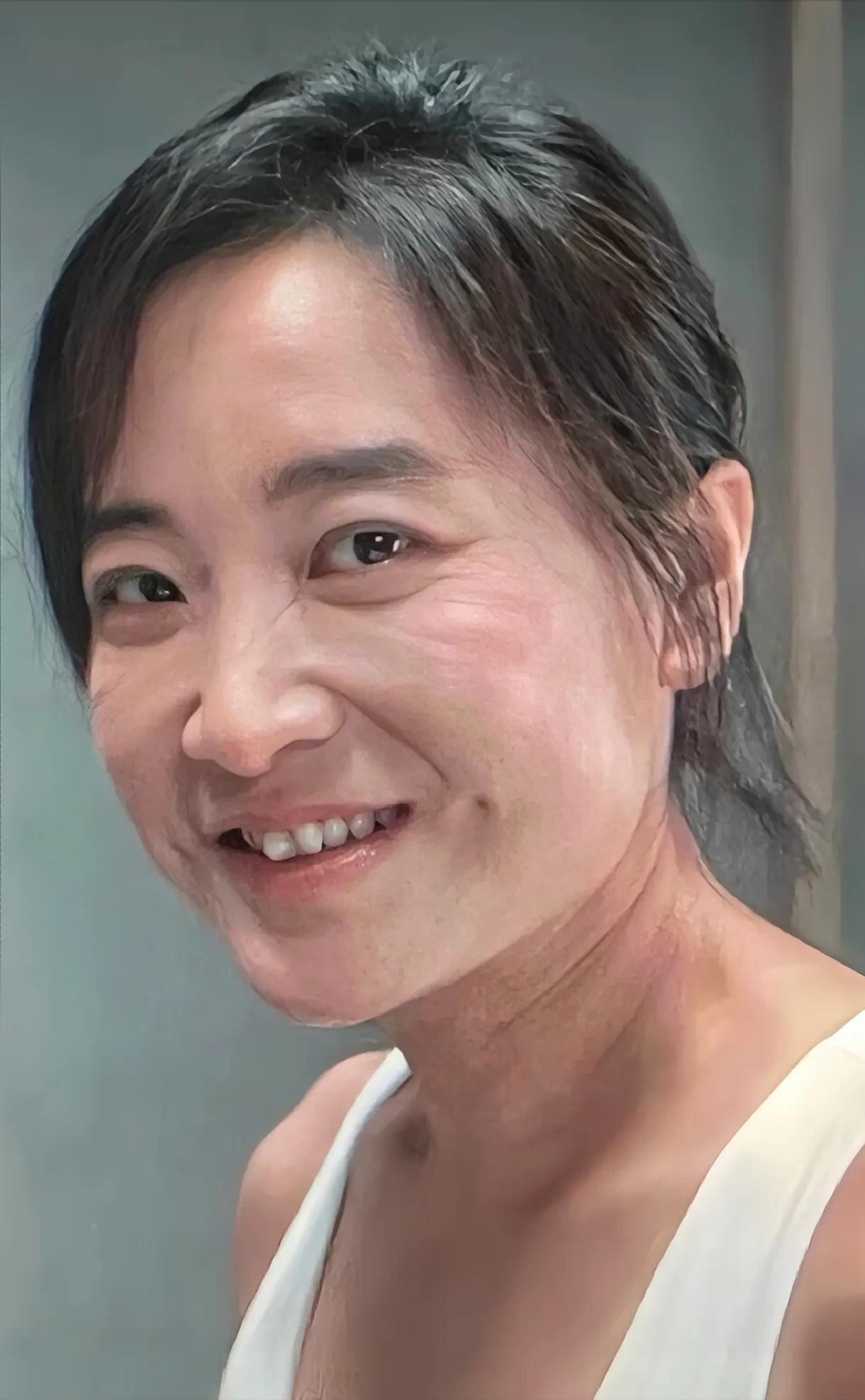 41岁贾玲为什么瘦了反而这么显老？瘦下来后眼角皱纹太明显，感觉瞬间老了十五岁~
