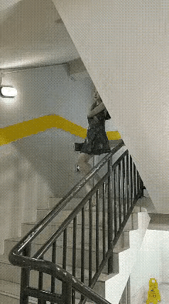 轻轻的她来了，带来一阵风！