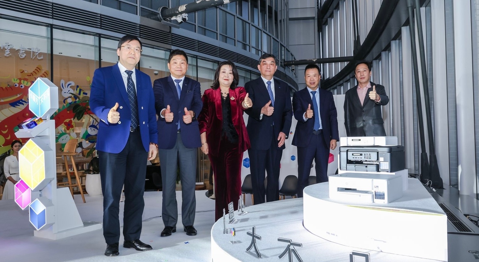 兄弟推出了全新的小墨方系列彩色喷墨多功能一体机，升级功能但最大化采用了紧凑的设计