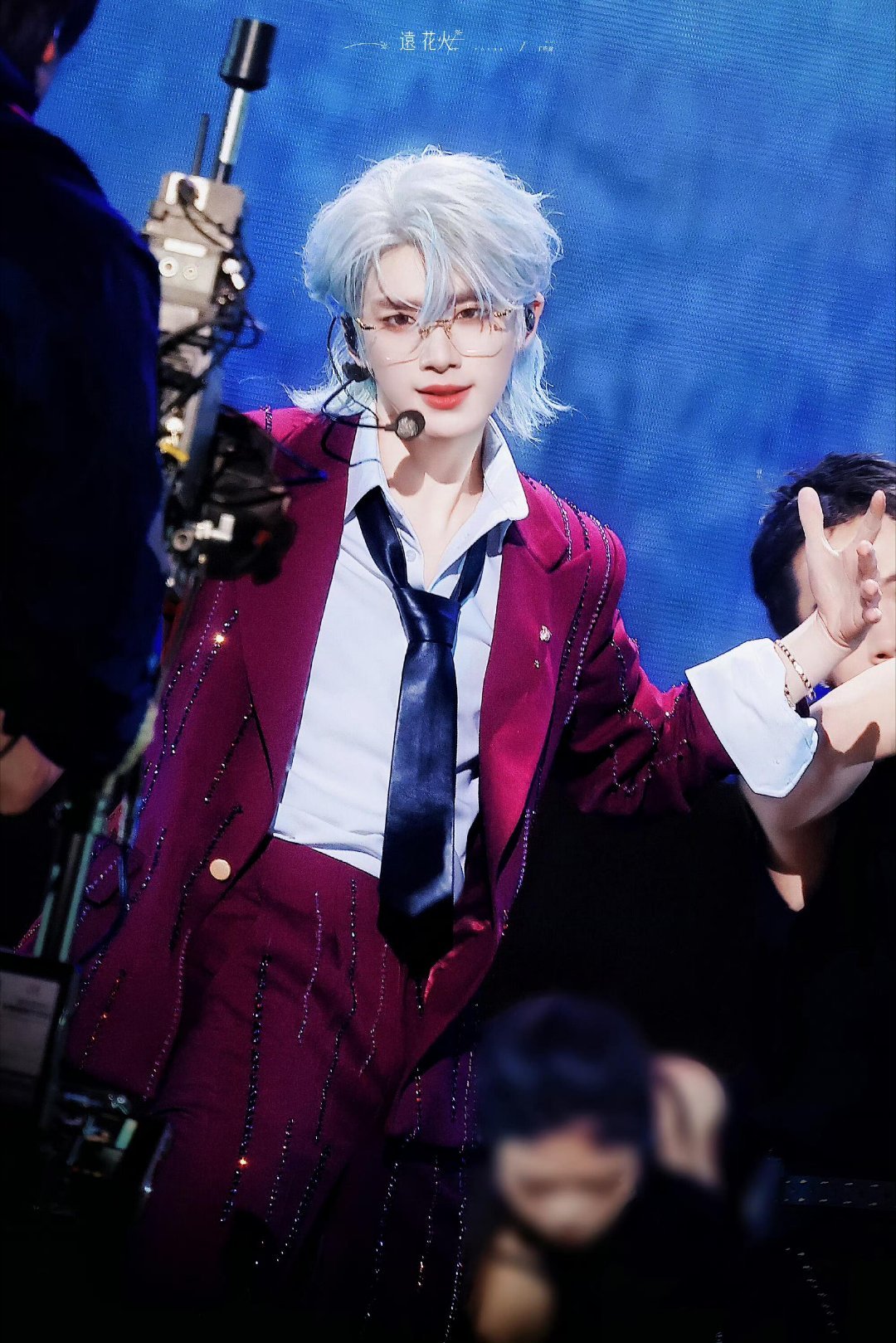 丁程鑫最想删掉的一段小丁的滑铲版“社死现场”来了！从容滑铲变狼狈躺地，人傻了还喃