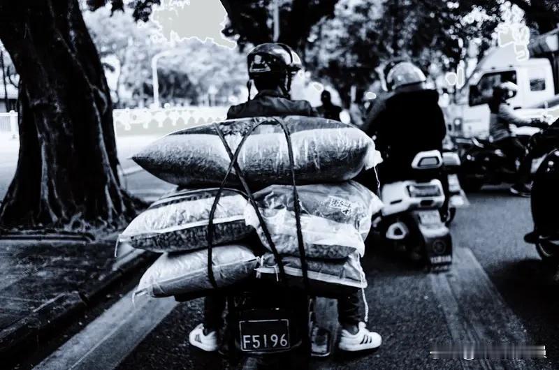 星际争霸2里，不存在后期绝对最强的种族，各有优劣。
神族在理想状况下正面决战强，