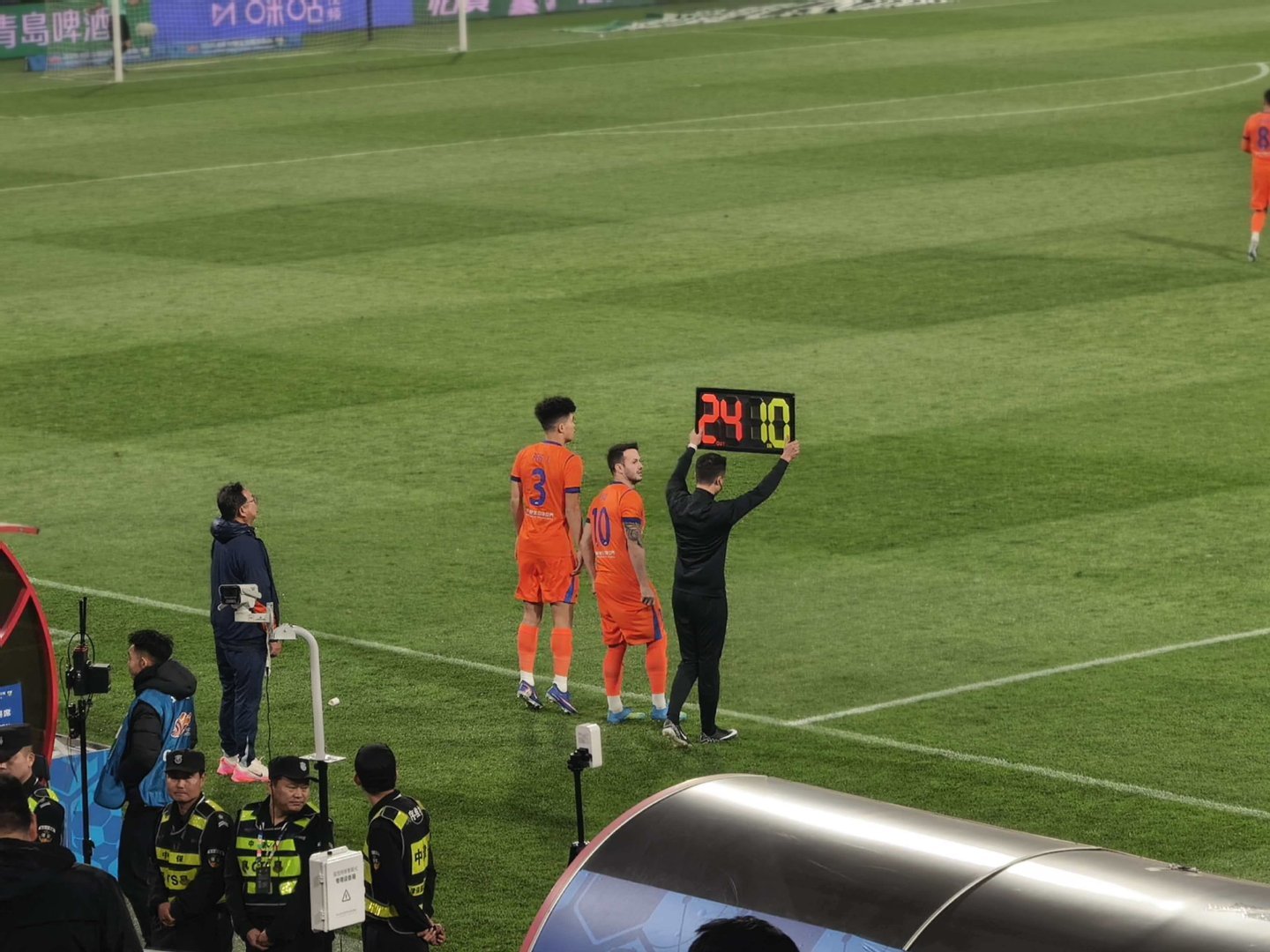 下半场开始，立马换人，彭啸、瓦科上。天津津门虎vs山东泰山