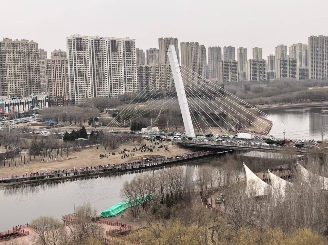 昨天发生在蒲河边一起跳水自杀的一幕，男子34岁因和妻子吵架寻了短剑，打捞时已经过