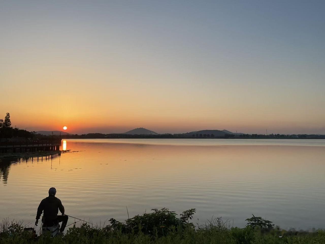 夕阳下的宜兴乡下，地里麦子熟了，景色不错。

昨日闲暇，探钓宜兴乡下的一条小河，