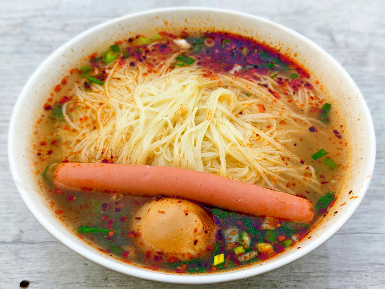 在淮北，我来到了三矿，随机找了一家烫面小店，店里店外食客不少，都是住在附近的街坊