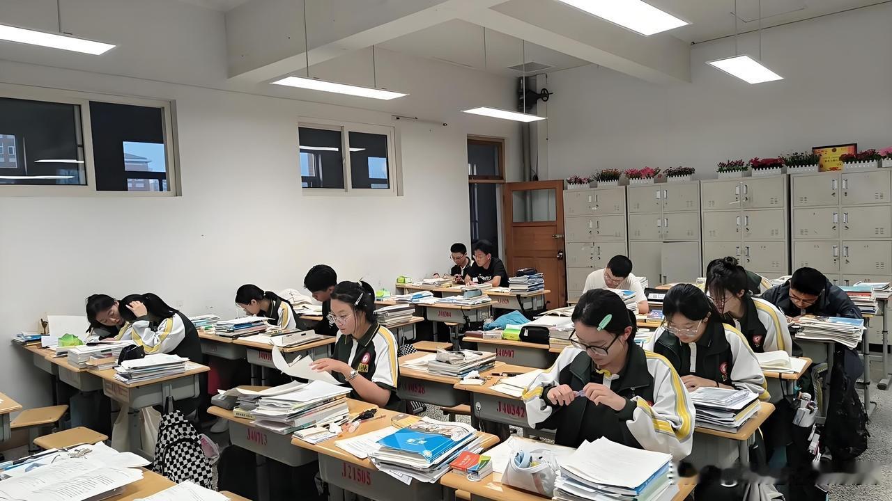 初三复习最大的骗局：拼命刷题！真正提分快的孩子，根本不靠死学
很多初三学生陷入一