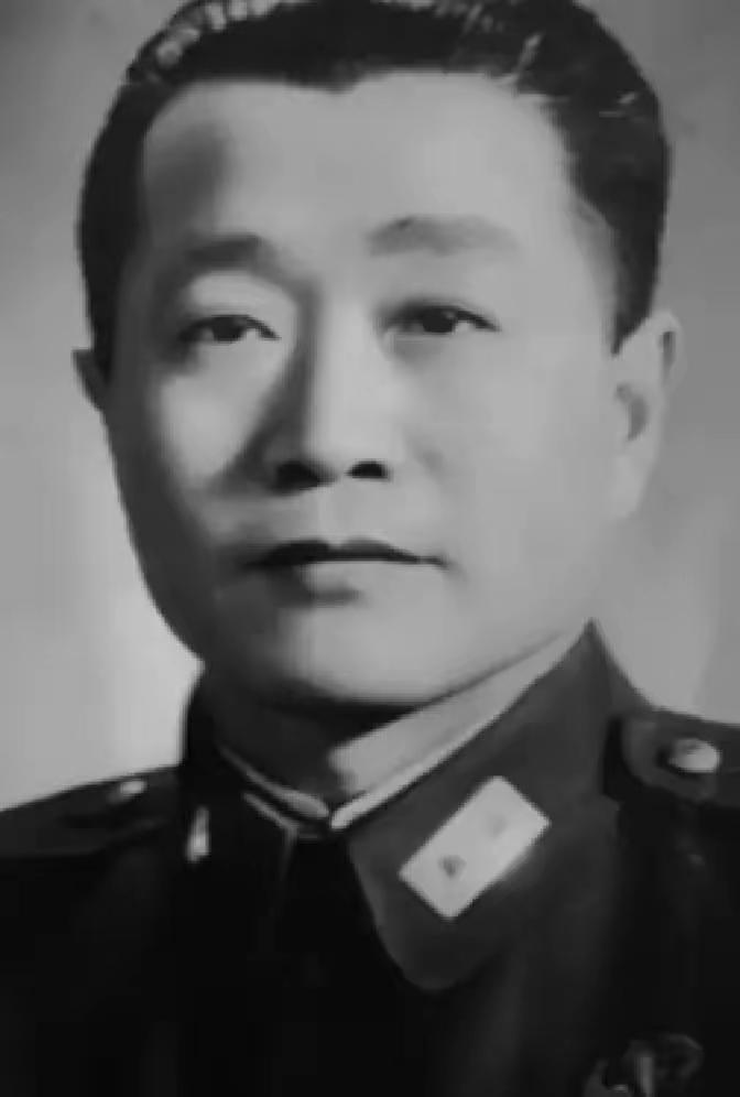 1927年周恩来被捕，审讯官竟是昔日学生，深夜冒险救人催人泪下
 
1927年时