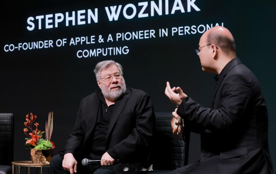 苹果创始人谈AI时代的手机很多人已经离不开手机上的ai了,作为通勤族，它能秒速提