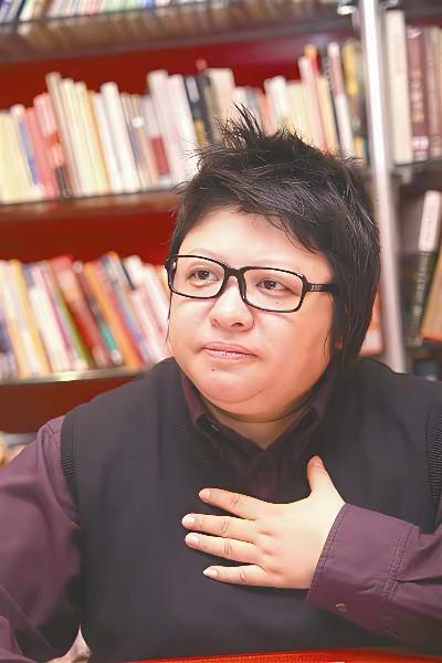 韩红估计在硬撑！
不知道你注意没，韩红这次演唱会，差点绷不住，往年，她可没有这么