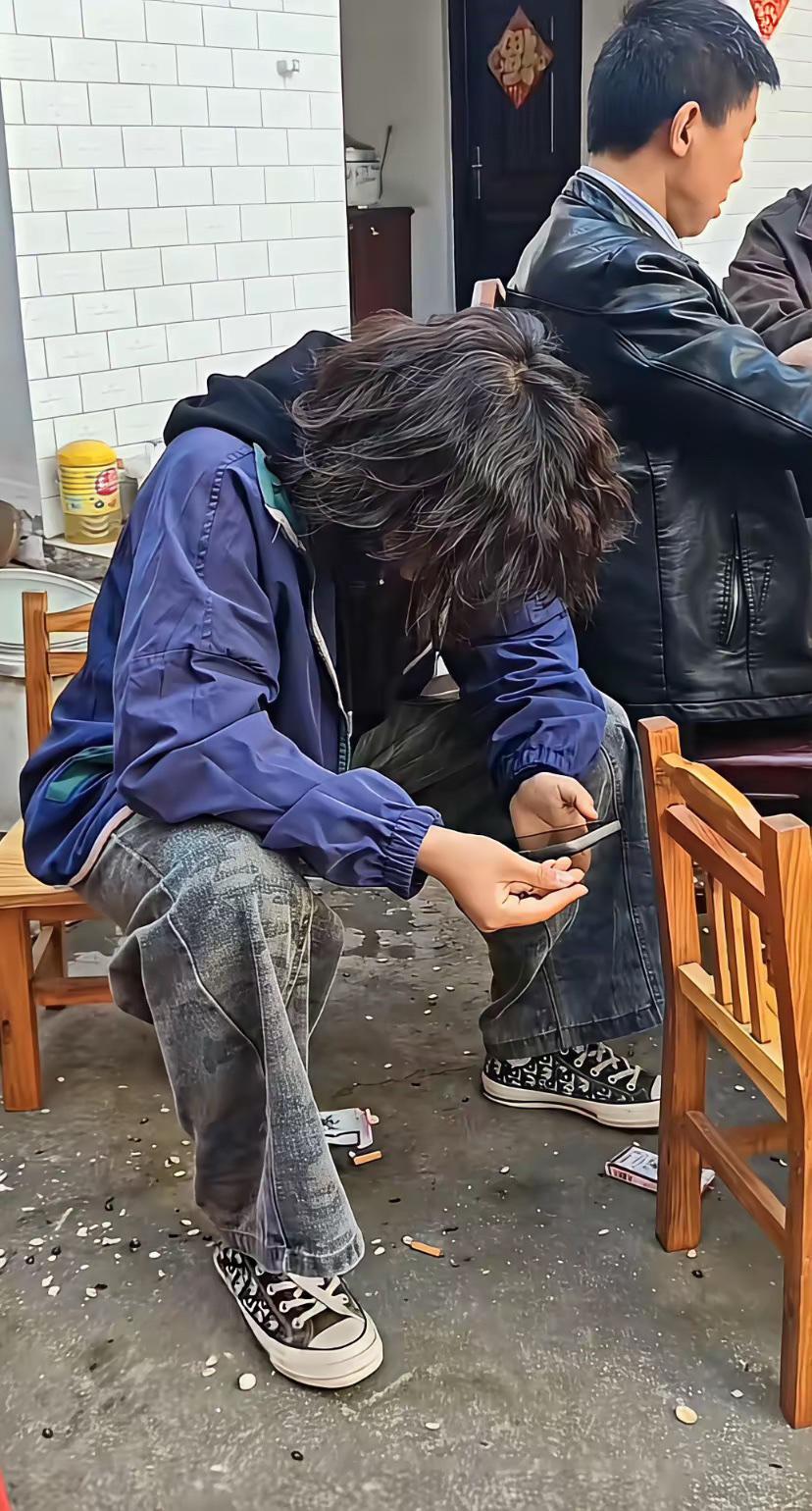 脸抬起来的瞬间感觉就不邋遢了。