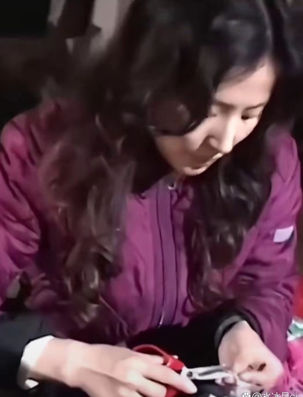 刘亦菲饰演小龙女时佩戴的手套并非成品，是她母亲亲手一针一线缝制而成。 