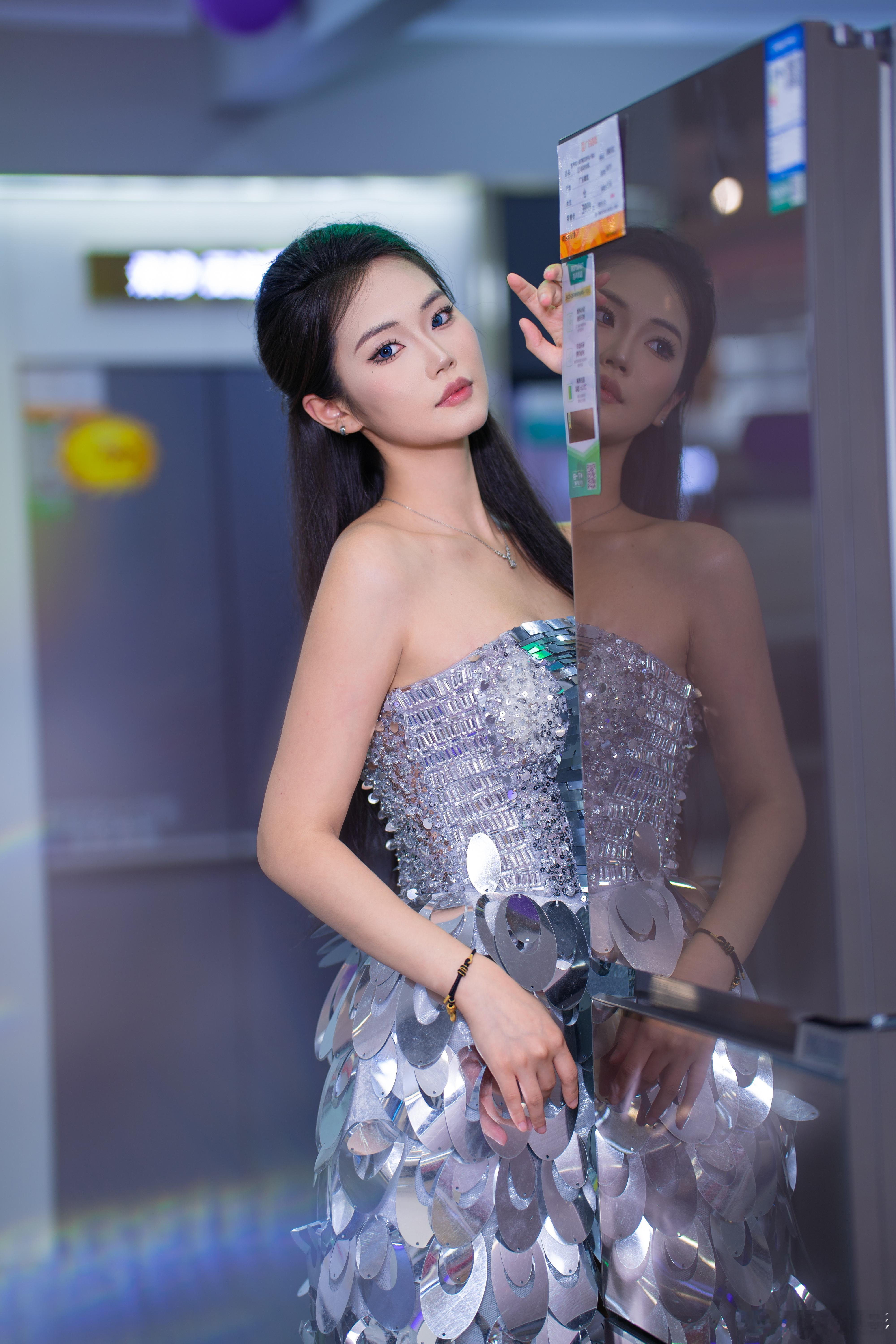 模特返片宝藏摄影博主推荐计划 模特：肥团活动：广百之夜备注：拍照调色是本人，选片