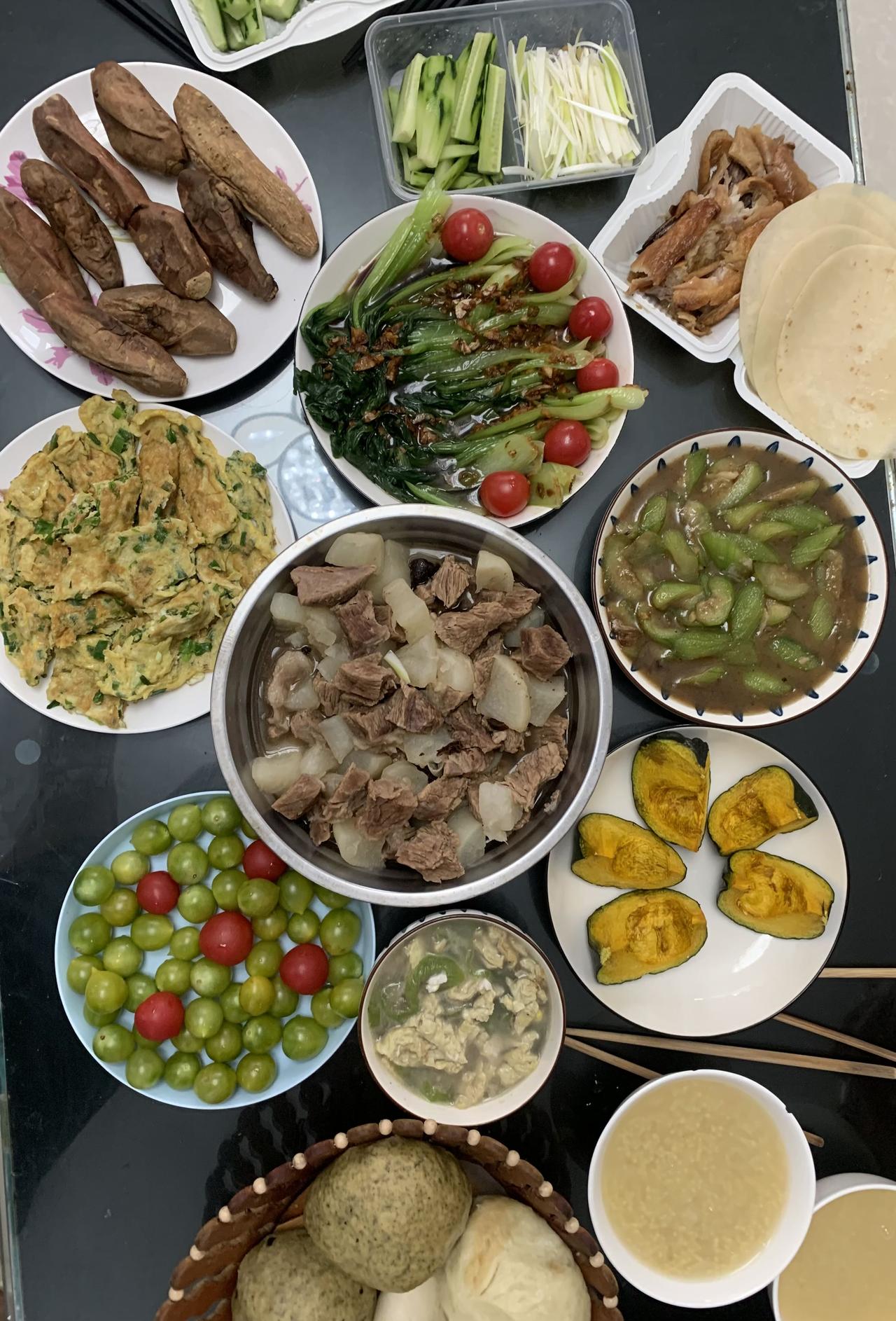 打卡今日晚餐
低脂低卡晚餐：萝卜炖牛肉、香葱炒蛋、蒜蓉油菜、清炒丝瓜、中午剩的烤
