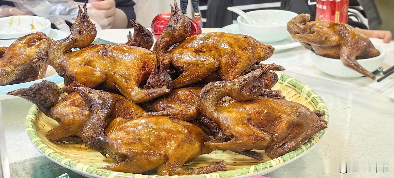 各位对乳鸽的喜爱程度到底有多深呢？我就超级喜欢，最疯狂一次吃6只！你们呢？ 咸香