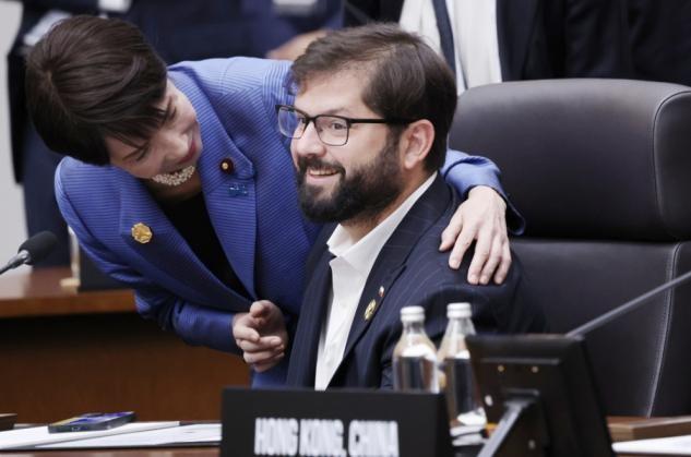 原本嬉皮笑脸的高市，在见到中方那刻，一秒切换“三好学生”。高市就是跳梁小丑，AP