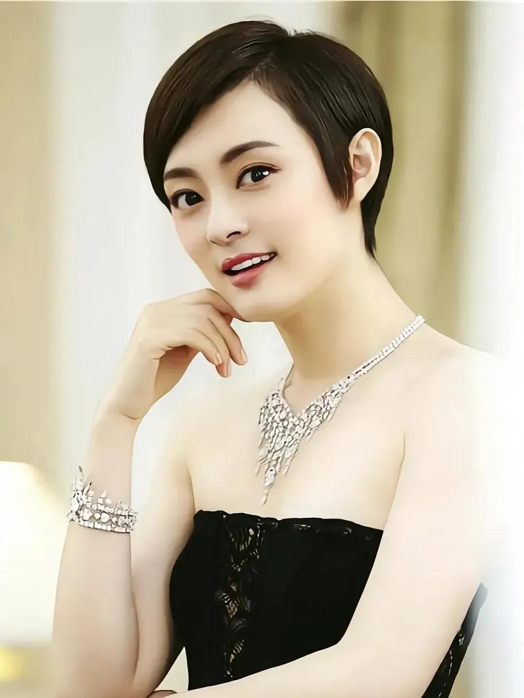 孙俪越来越性感，越来越有女人味了！#娱乐# #明星#