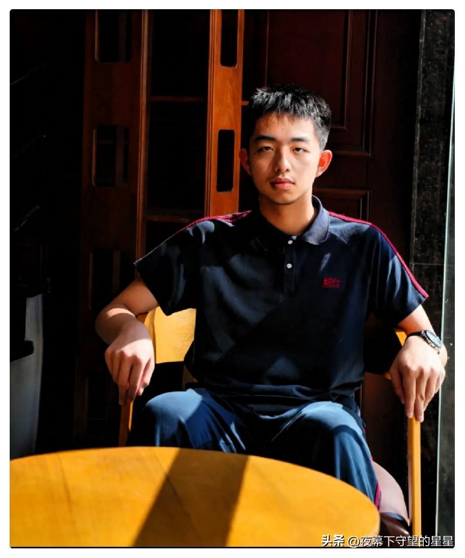 负责出2026年高考数学1卷的老师，估计后槽牙都要咬碎了。
 
说实话，2026