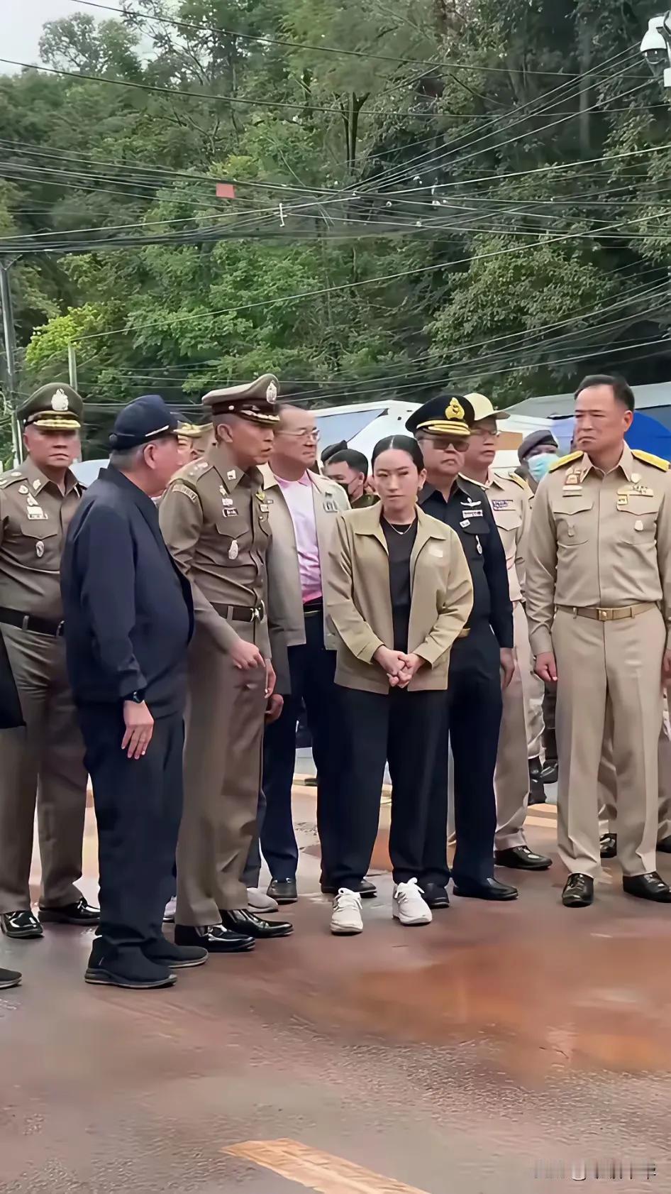 泰国原总理佩通塔这时候已经不在是总理身份，而是文化部长。虽然身份降低，已经退居二