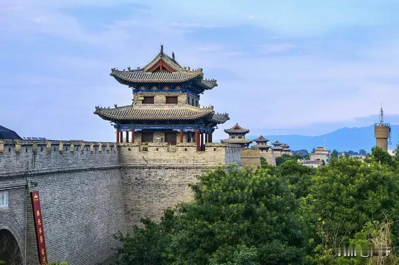 分享一波超美的古城夜景图片！
先看看山西忻州古城，深秋时节这里休闲游热度不减。1