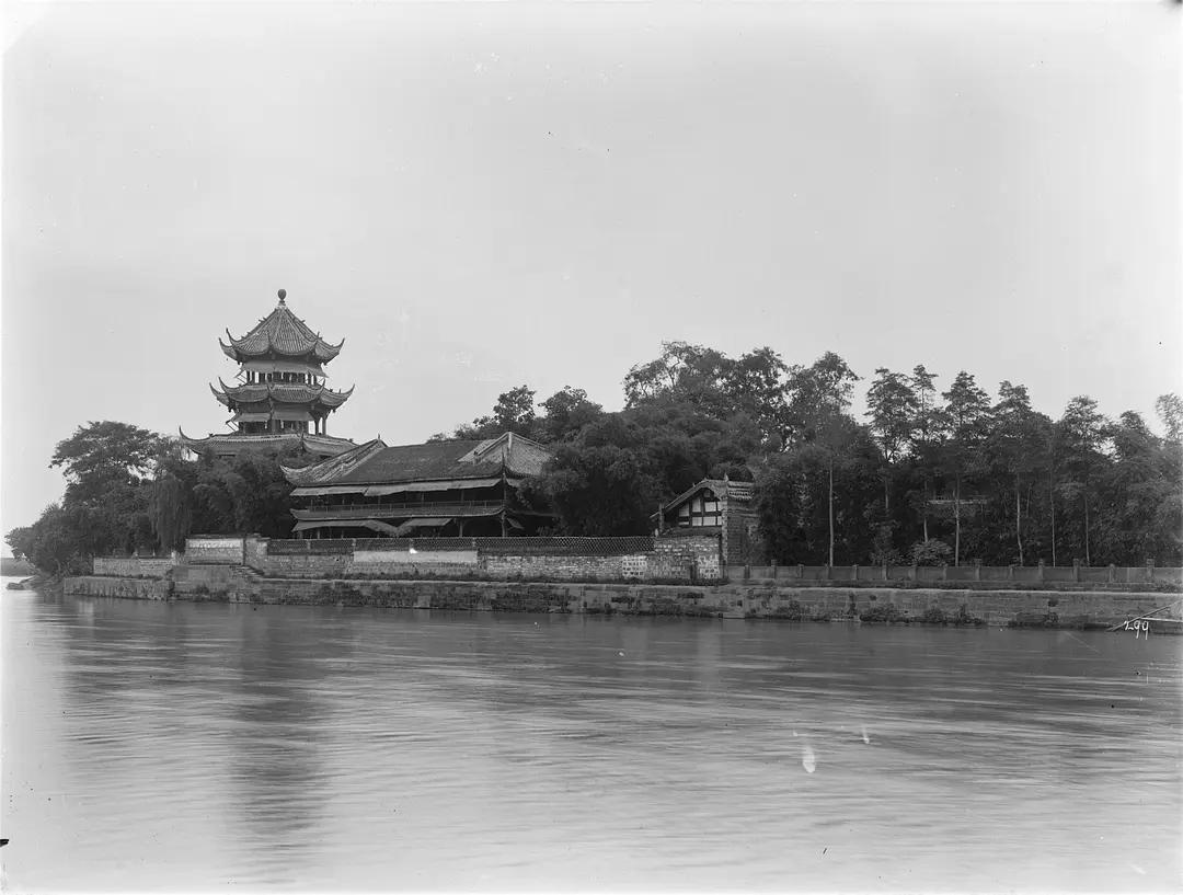 1908年，四川成都老照片，现收藏于美国哈佛大学阿诺德树木园图书馆。摄影:欧内斯