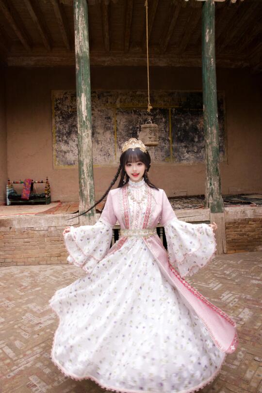 转角遇到古丽，她的花裙比彩虹更浓烈