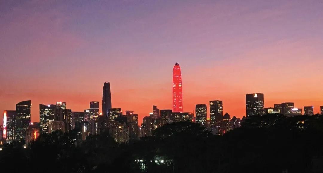 这是今天傍晚6点深圳的天空，这晚霞伴随万家灯火，真的令人心醉，该用什么词来形容这
