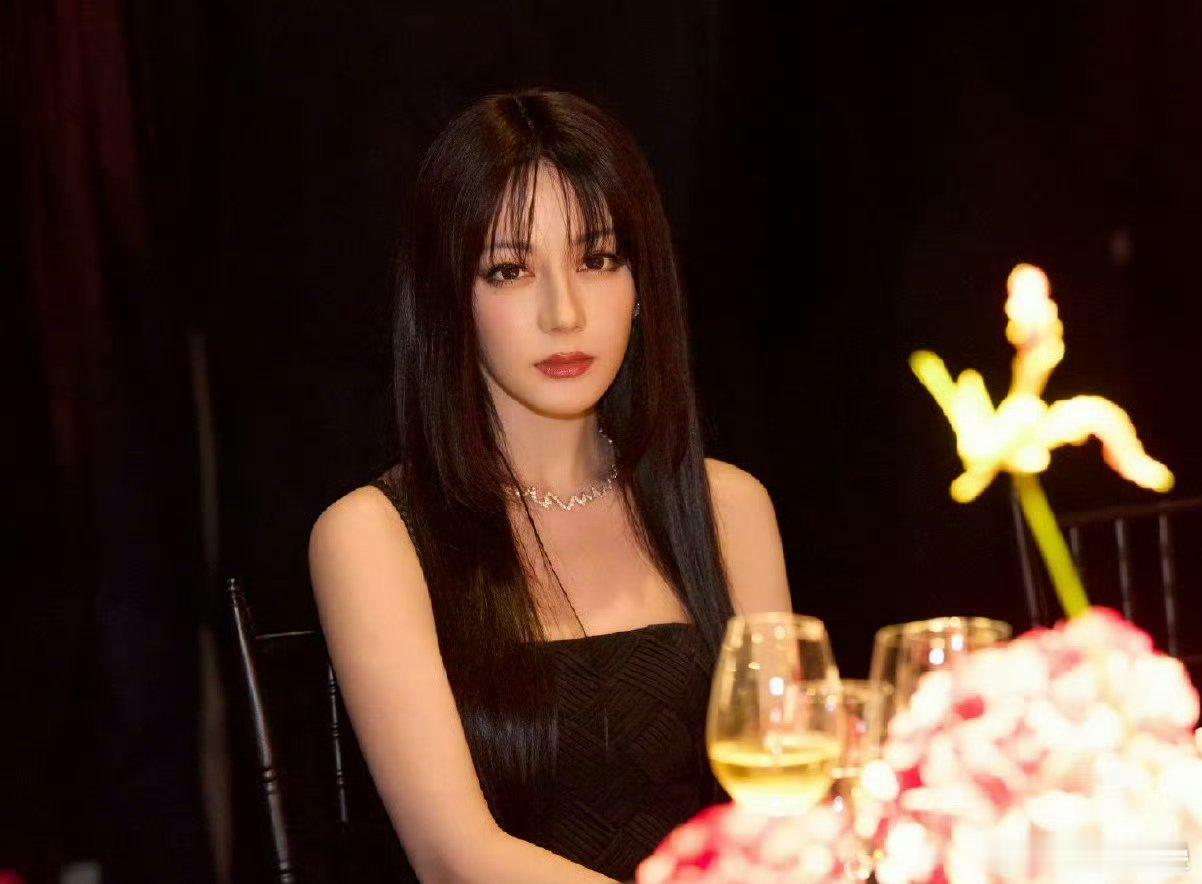 感觉精修也看得出眼妆不好看 ​​​