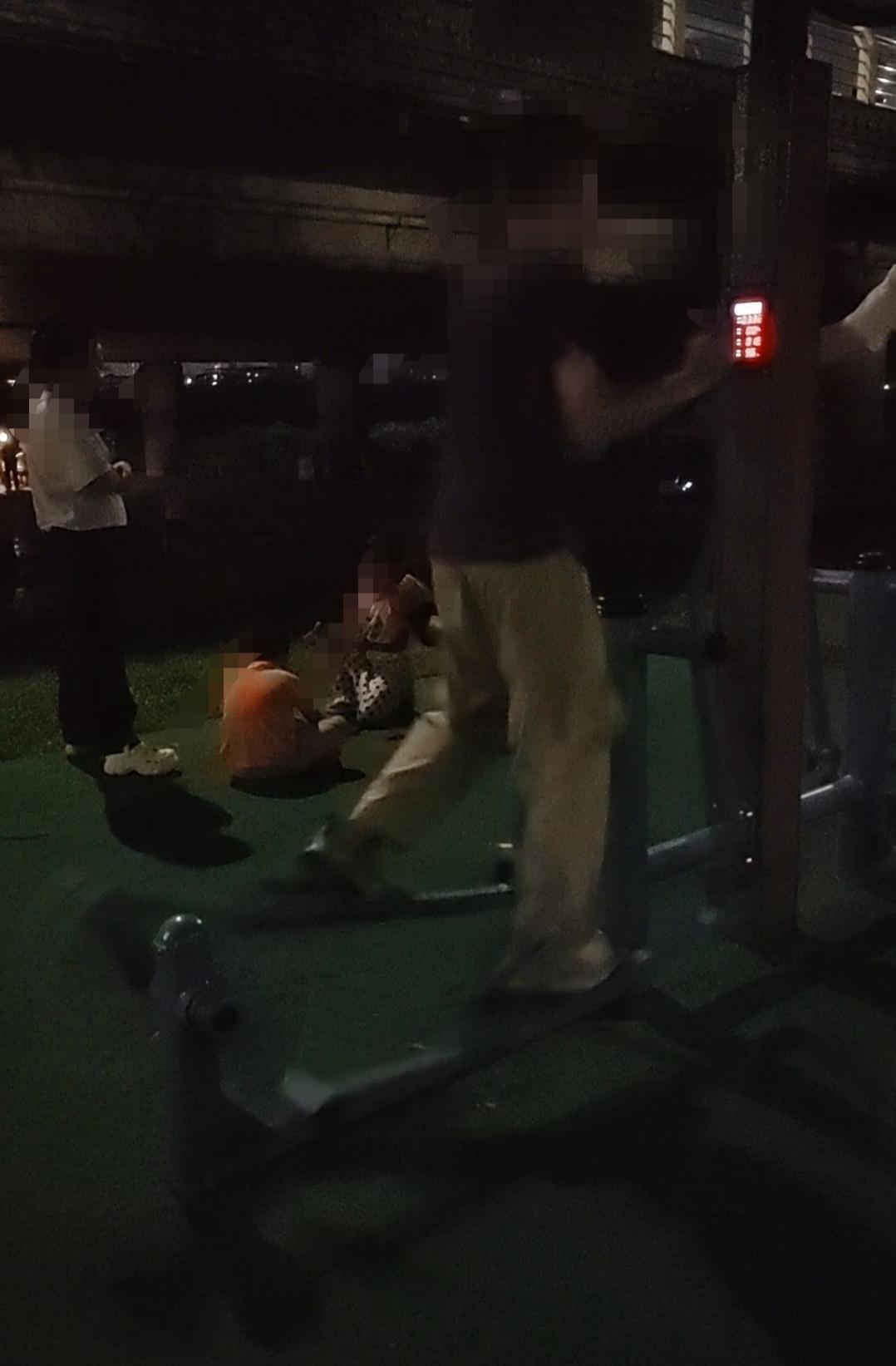 14岁的儿子今晚突然问我：“爸，撸铁是啥意思？”
我一听，瞬间感到头都大。同时我
