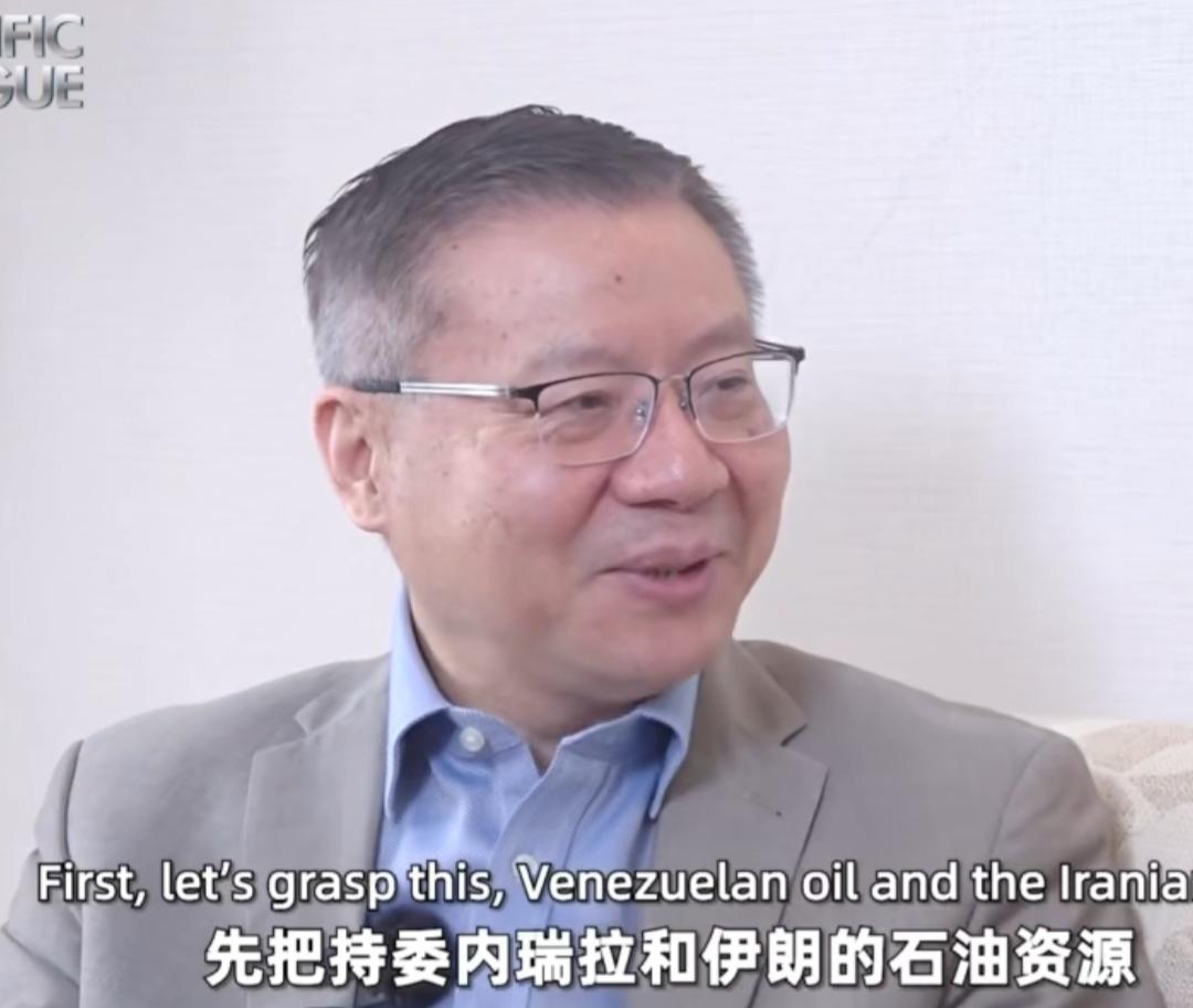 这是张维为教授近期接受采访时的图片。看图片，张教授两鬓都白了，头发也比前几年疏了