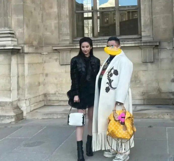 OMG，这个和刘亦菲合影的男子，手里拎着的这个包包，可以在三线城市买8套房了 
