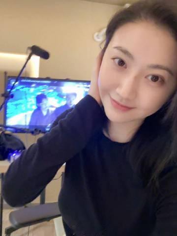 景甜手术后复工  景甜腿上还戴着护具 发微博称在进行腿部手术后复工，并晒出了最新