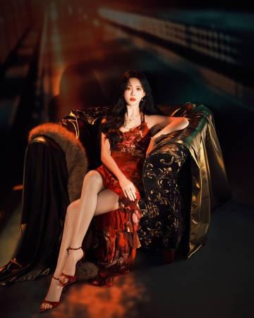 ​
谁懂孟姐穿红裙有多美呀！衬得她愈发明艳动人，腰臀比绝了~狠狠为姐姐心动了！ 