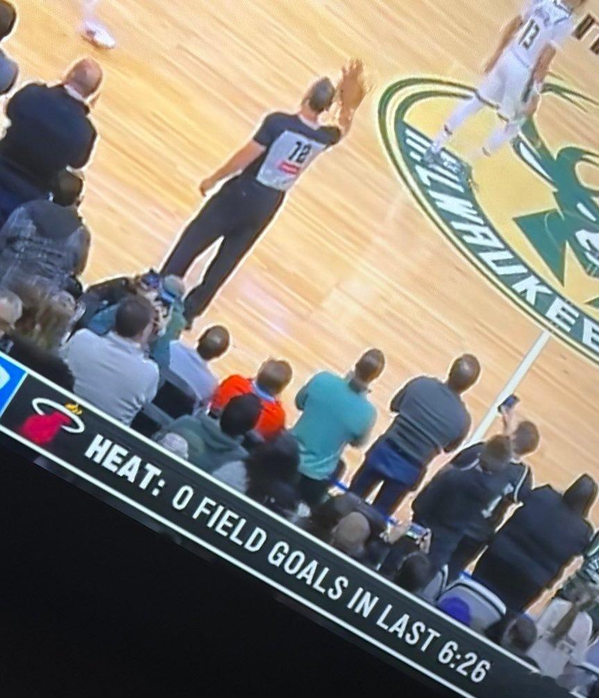 一张照片诠释了过去三年作为热火队球迷的感受。比赛还剩6分33 秒：热火109:1