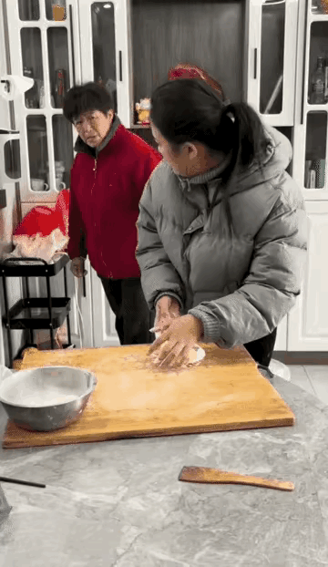 我怀疑她是故意的？

摊上这样的婆婆，有招使去，没招想去。

确实有些媳妇不会做