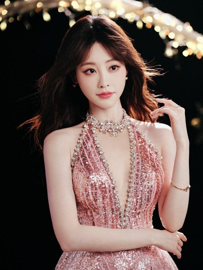 祝绪丹 人比花娇 粉裙缀满春日温柔，祝绪丹宛若盛放娇花，人比花娇氛围感拉满，眉眼