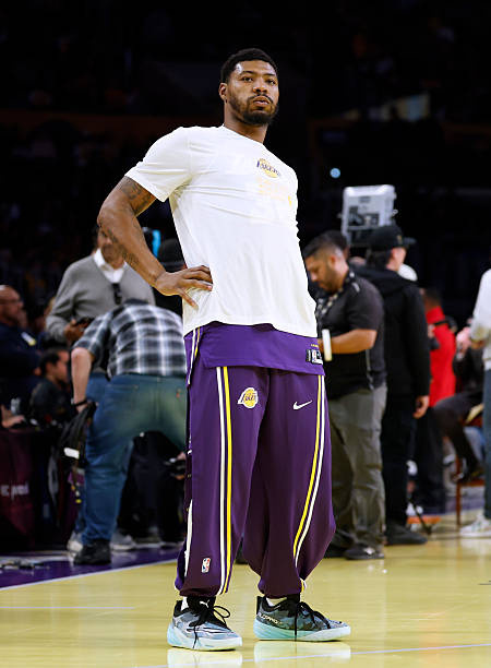 聪明哥终于要回来了！因背伤缺席过去六场比赛的斯玛特计划出战明天马刺vs湖人的比赛