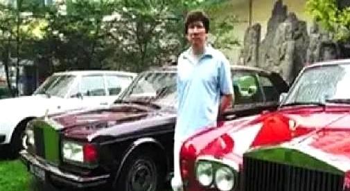 40岁时，李春平迎娶了一位比自己大38岁的美国退休女星。
婚后不到一年，女方因病