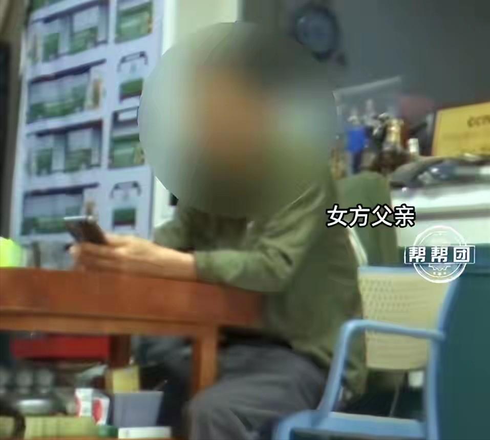 太坑人！福建福州，男子与一女子相亲订婚，给女方70万零8千彩礼，500克黄金，同