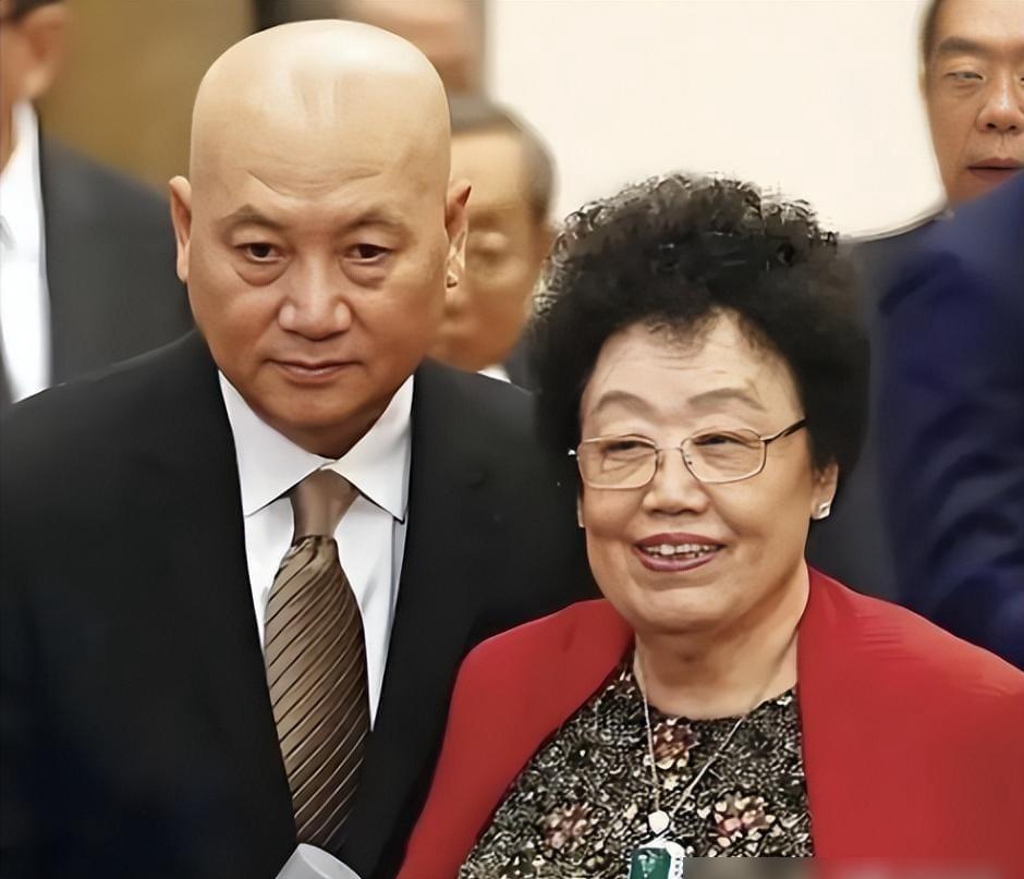 陈丽华上节目，主持人问她“您先生平时怎么称呼您”，她脱口而出：“迟先生叫我董事长