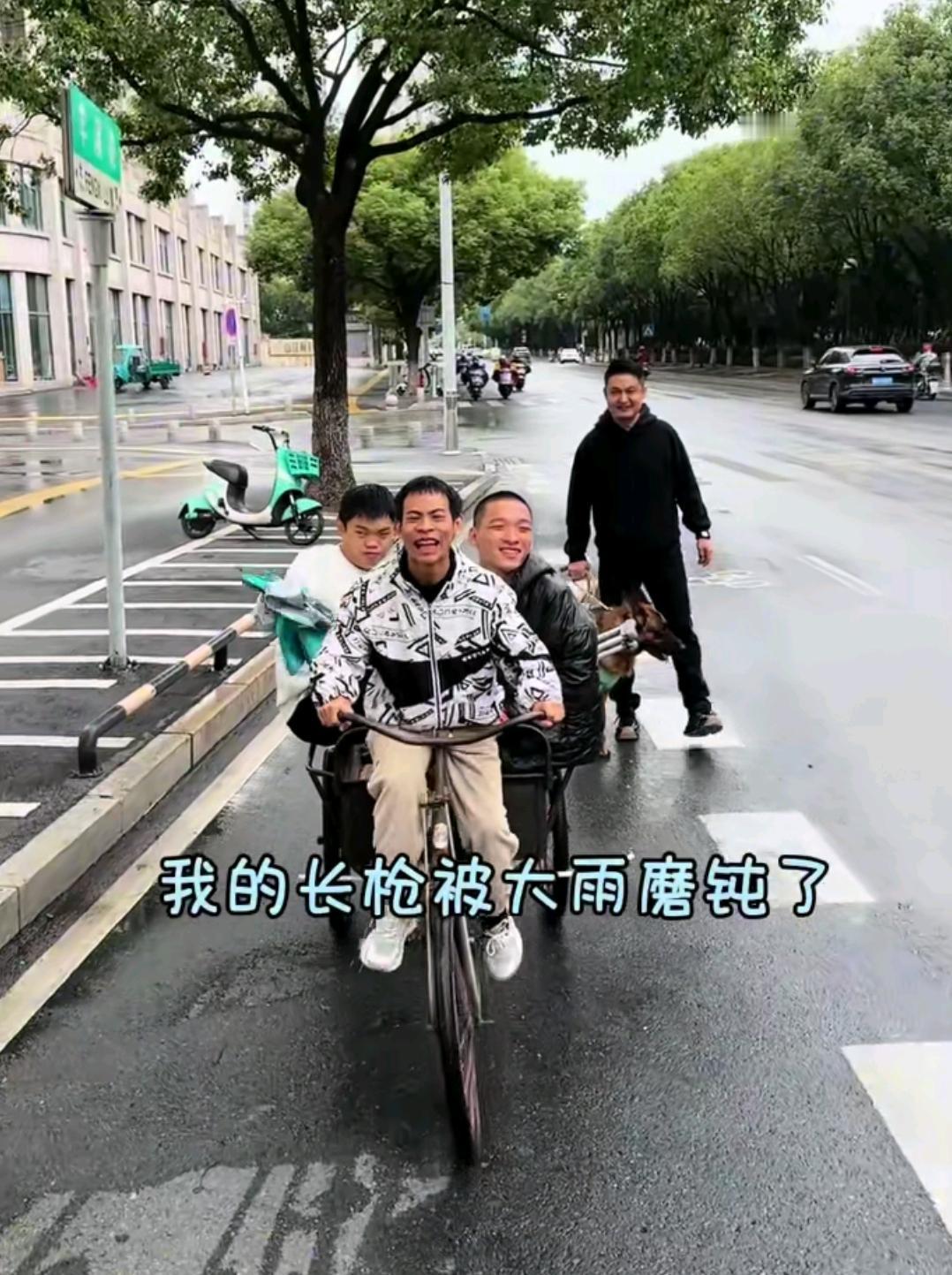 三个患有脑瘫的年轻人，因为不想依赖父母，偶然凑到了一起，想靠自己的双手生活。
小