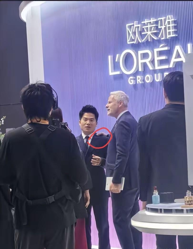 董宇辉没带货，带了诗。
床前明月光，一句英文不会，外国小伙听懂了。
不谈贸易，不