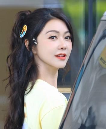 所有女明星里 我最搞不懂的人就是薛凯琪了 长了一张自带少女感的娃娃脸，年过四十身