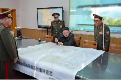 金正恩展开首尔地图：“韩国是敌国，毫不犹豫使用武力”

朝鲜国务委员长金正恩于1